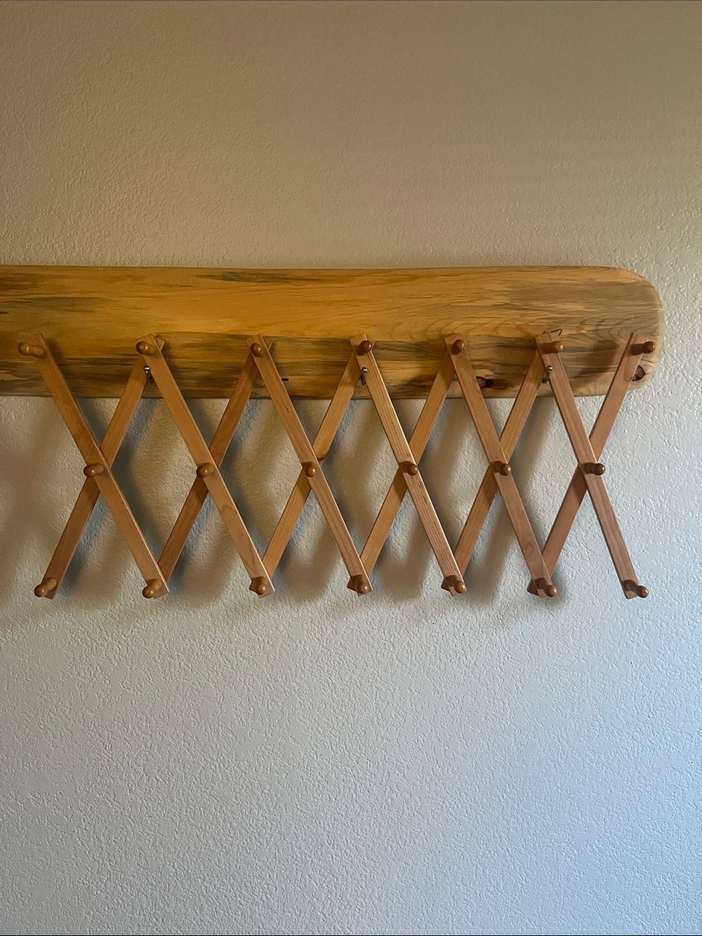 Vintage-Style Natural Wood Expandable 20-Wall Pegs Rack - Light Brown